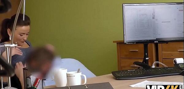 VIP4K. Brunette hat zum ersten Mal Sex gegen Geld in einer Leihfirma